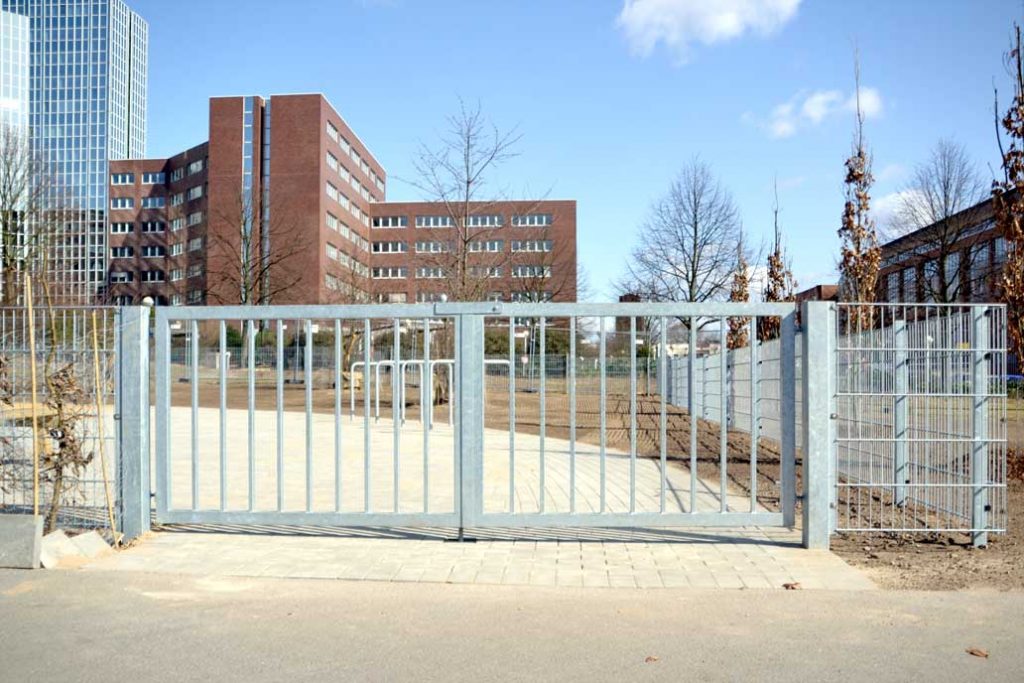 Blaues Metalltor mit einer Drittelteilung, damit ein Flügel als Tür benutzt werden kann.