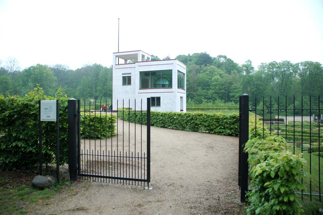 Drehflügeltor aus mit dunklen schlanken Metallstäben als Füllung vor dem Globushaus des Schloss Gottorf.