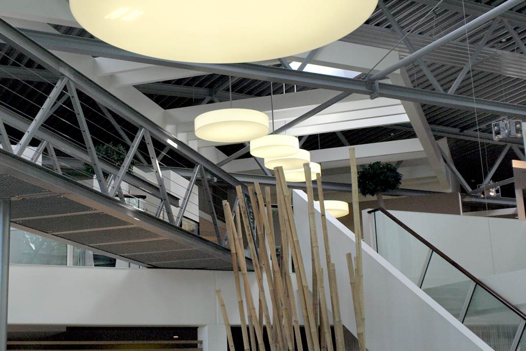 Metallsteg mit Gitterrostboden von Gawron in der Ausstellung des Badausstatters Peter Jensen