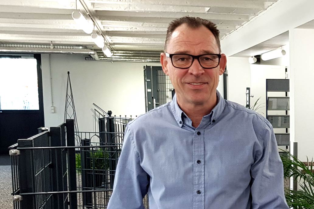 Wilfried Kogge , einer der Verkäufer von Gawron im Zaunhandel steht in dem Verkaufs- und Ausstellungraum der Metallbau-Schlosserei.